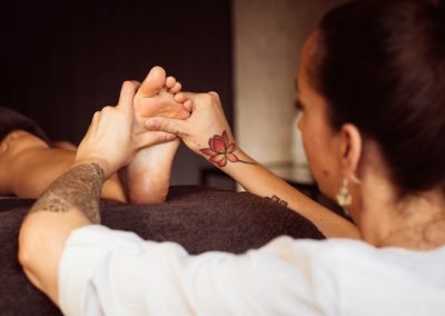 Détente des pieds avec l'accompagnatrice au mieux-être Chez Nanie